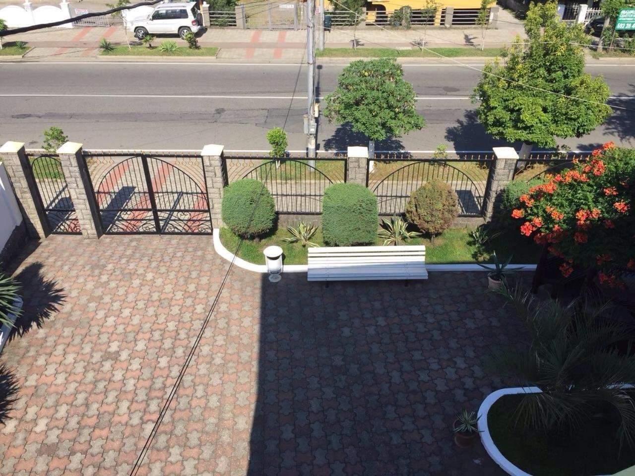 Отель Гостевой дом George's House Кобулети Экстерьер фото